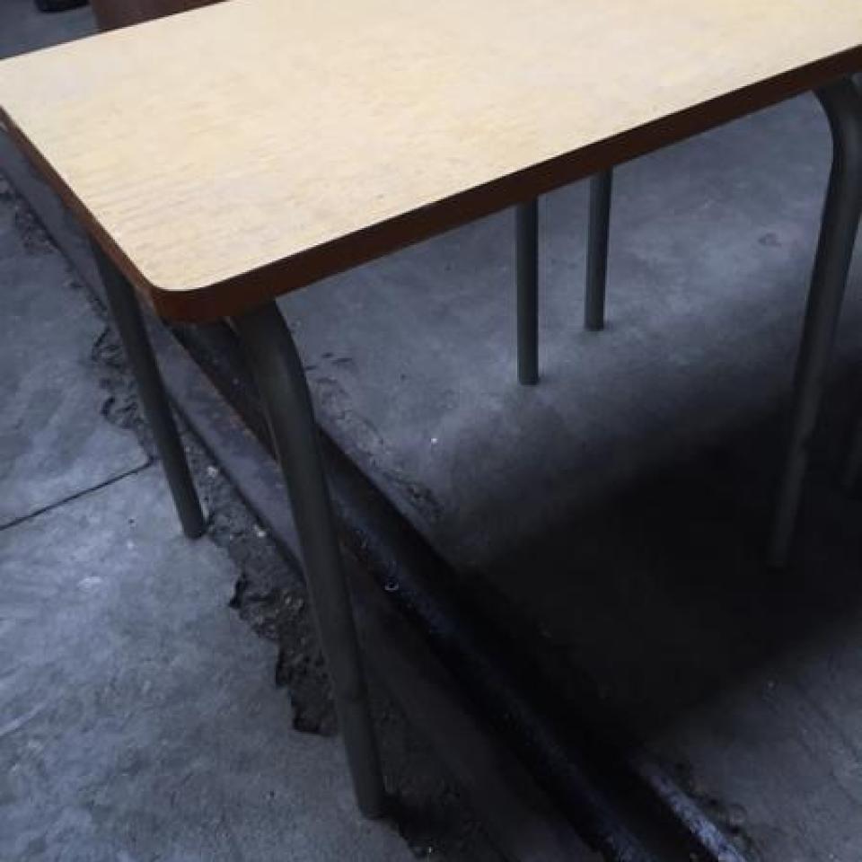 Donne table 1 place de maternelle quantité supérieure à 20.  Chaise enfant de maternelle disponible également sur annonce annexe